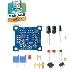 Componenti del kit generatore di segnale NE555 con PCB blu, trimmer di precisione e zoccolo IC per progetti Arduino.