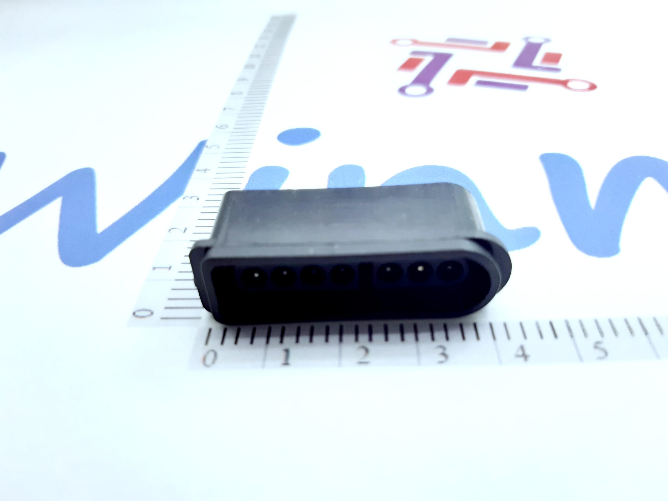 connettore-joypad-snes-7-pin-femmina-180-gradi-pcb Connettore femmina nero sagomato per controller Super Nintendo SNES a 7 pin con terminali metallici dritti a 180 gradi per saldatura su circuito stampato.