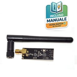 Scheda elettronica nera del modulo radio wireless NRF24L01 con amplificatori PA e LNA sotto una schermatura metallica, connettore SMA dorato e antenna a stilo nera da 2dBi.