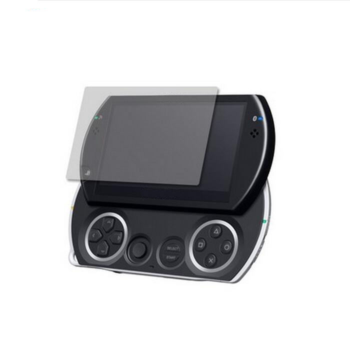 pellicola-salvaschermo-trasparente-protezione-display-psp-go Pellicola protettiva in plastica trasparente sagomata per lo schermo della console portatile Sony PSP Go con linguette adesive colorate per l'applicazione.