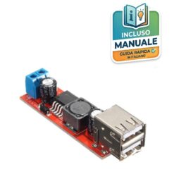Modulo convertitore DC-DC step down con PCB rosso, terminale di ingresso blu, condensatori e doppia porta USB sovrapposta per ricarica 5V 3A.