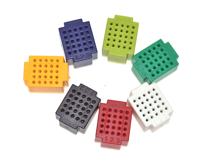 mini-breadboard-solderless-25-punti Piccola piastra sperimentale mini breadboard solderless colorata da 25 punti per prototipazione rapida di circuiti elettronici.