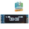 Piccolo modulo display OLED rettangolare da 0.91 pollici con circuito stampato blu, schermo nero a caratteri bianchi e quattro pin di connessione superiori.
