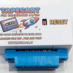 Interfaccia hardware Tapecart collegata alla porta Datassette del Commodore 64 con slot per schede di memoria Micro SD.
