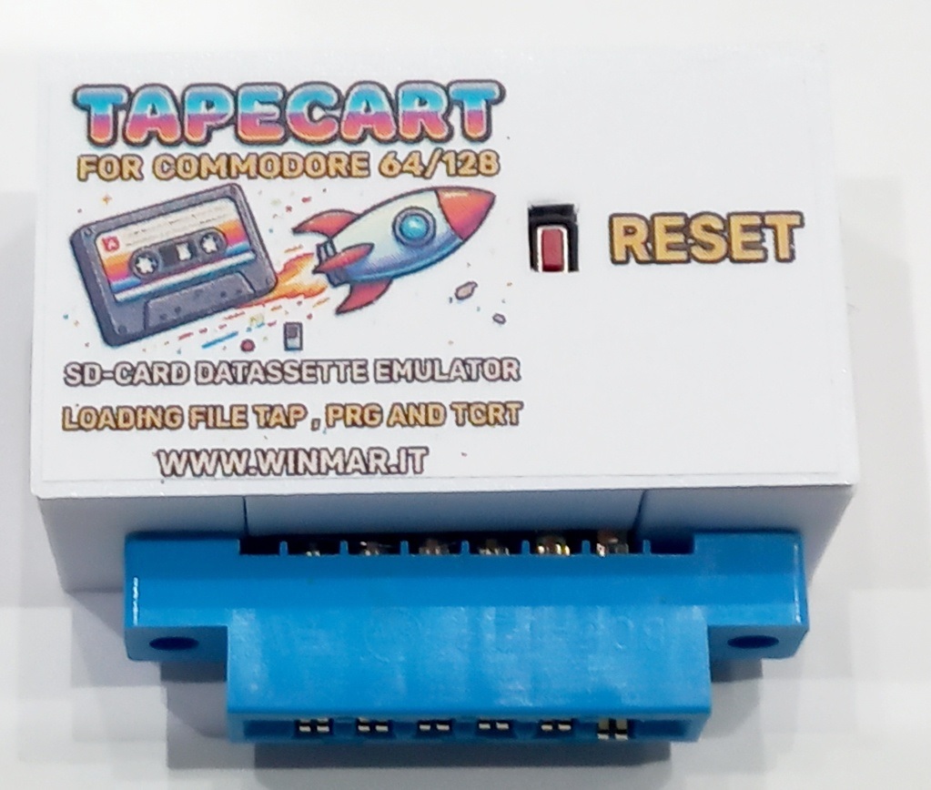 tapecart-commodore-64-emulatore-datassette Interfaccia hardware Tapecart collegata alla porta Datassette del Commodore 64 con slot per schede di memoria Micro SD.