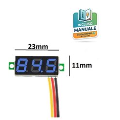 Mini tester voltmetro digitale da incasso nero con display a tre cifre LED blu da 0.28 pollici e tre cavi elettrici di collegamento rosso, nero e giallo.