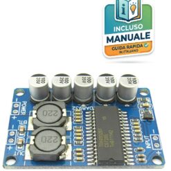 Mini scheda elettronica blu dell'amplificatore mono TDA8932 da 35W in Classe D con condensatori e piazzole di saldatura per audio e alimentazione.