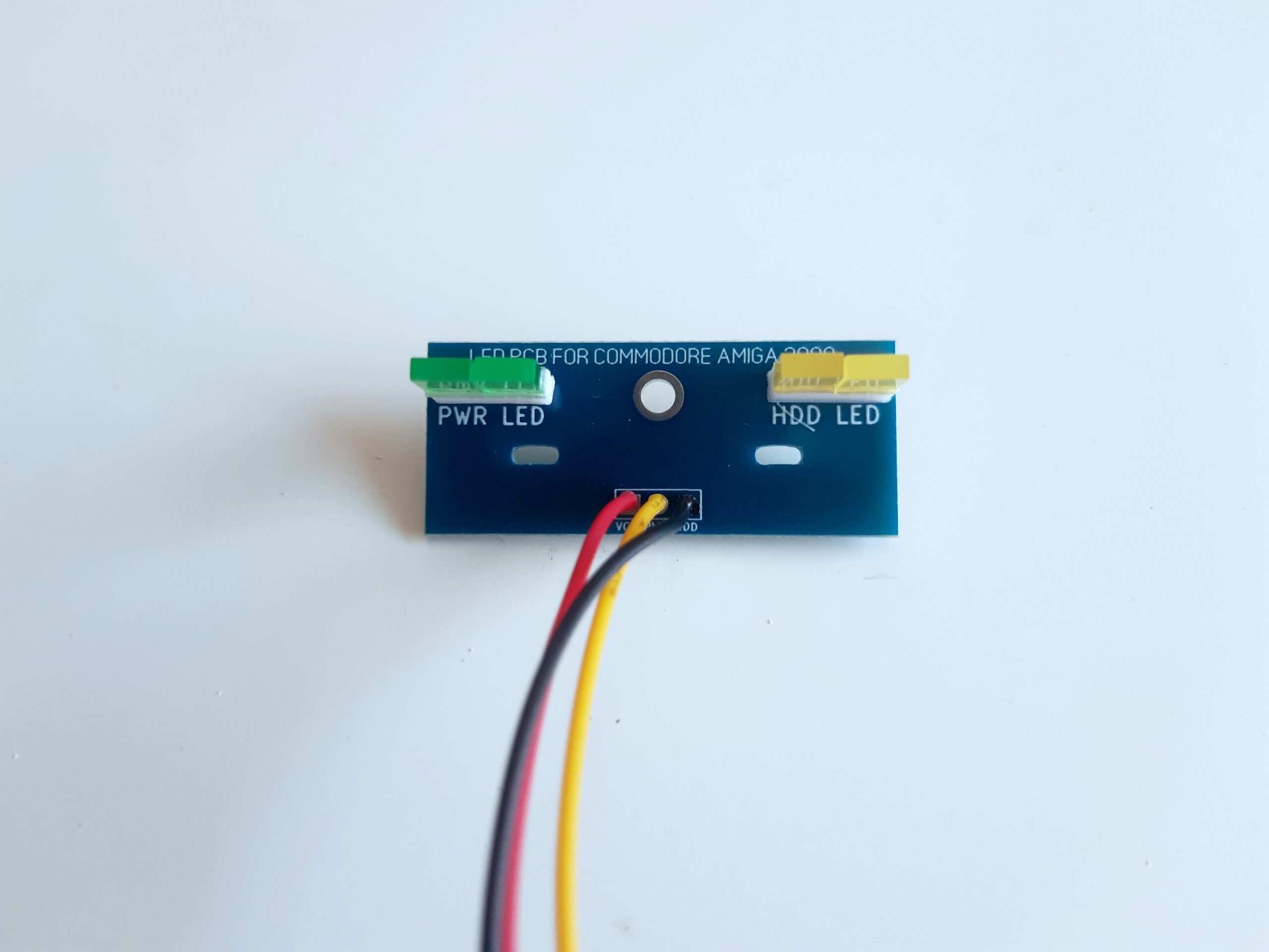 scheda-led-pcb-ricambio-amiga-3000 Scheda elettronica PCB sostitutiva con LED verde e giallo e cavetto a 3 PIN per indicatori di accensione e hard disk del computer vintage Commodore Amiga 3000.